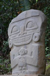 Eine von steinernen Skulpturen im archeologischen Park von San Augustin.